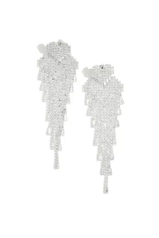 Entdecke deinen Look: Lange, silberfarbene Chandelier-Ohrringe mit funkelnden Kristallen und modernem Geo-Design für deinen Glam.