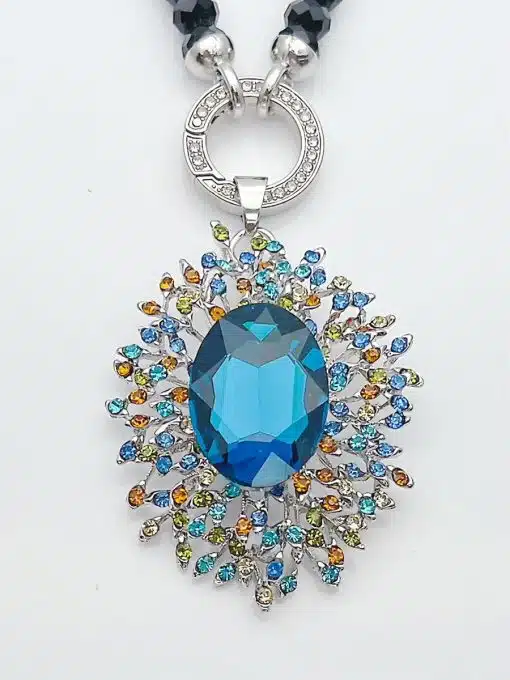 Erlebe den Blue Diamond Wechsel Anhänger: Dein Statement-Stück mit großem blauen Edelstein und funkelnden, farbigen Kristallen!.