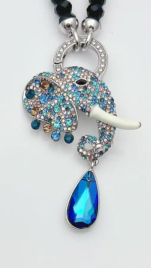 Erlebe den Blue Diamond Wechsel Anhänger: Dein funkelnder Elefant bezaubert mit blauen, goldenen Kristallen und besonderem Edelstein.