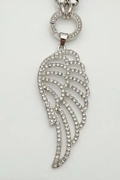 Erlebe das Funkeln: Du trägst einen angesagten Engel-Flügel-Anhänger mit Glitzersteinen für deinen individuellen Style!.