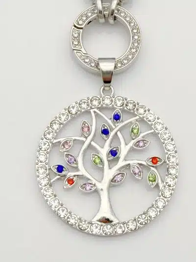 Entdecke deine stylischen Schlüsselanhänger: Glänzendes Silber, funkelnde Edelsteine - so veredelst du jeden Tag dein Outfit!.