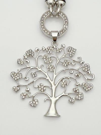 Entdecke deinen Wunschbaum-Anhänger: Silber, funkelnde Herz-Details und moderner Rund-Bügel. Setzen Sie ein stylisches Statement!.