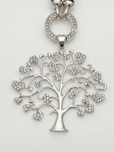 Entdecke deinen Wunschbaum-Anhänger: Silber, funkelnde Herz-Details und moderner Rund-Bügel. Setzen Sie ein stylisches Statement!.
