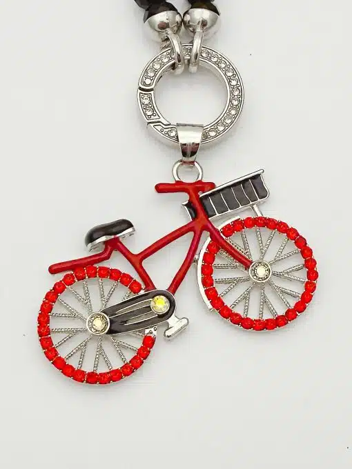 Erlebe deinen neuen Style: Der rote Fahrrad-Anhänger mit edlen Perlenrädern setzt an dir ein modernes Statement.