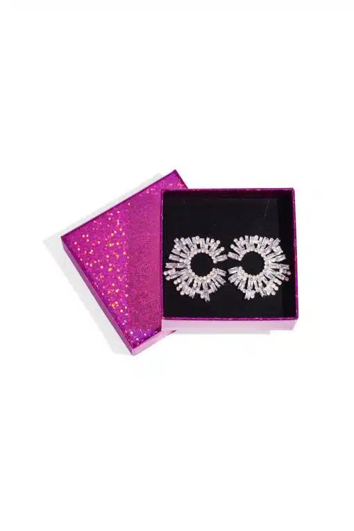 Entdecke die funkelnden Star Circle Ohrstecker: Silber, strahlende Zirkonia, stilvoll präsentiert in einer glitzernden Pink-Box.