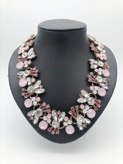 Erlebe The Romantic Shine - ein edles Kristallcollier mit pinken, weißen und klaren Blütenkristallen auf schwarzem Display.