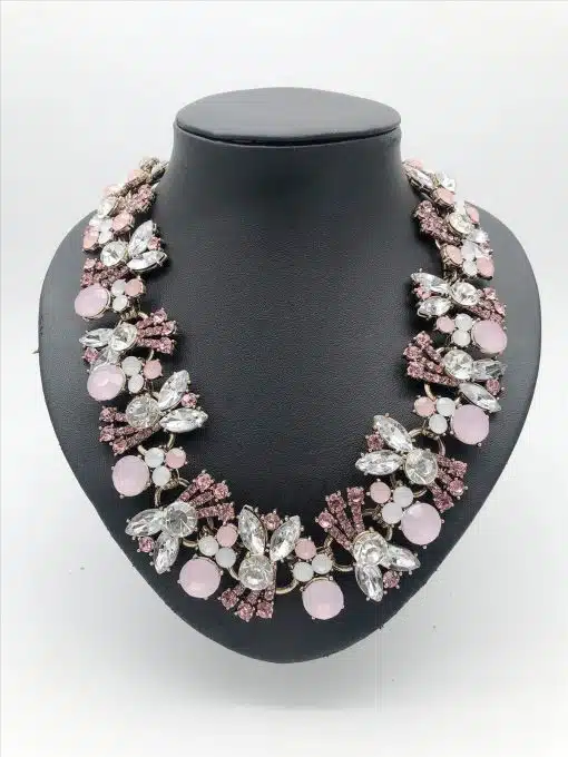 Erlebe The Romantic Shine - ein edles Kristallcollier mit pinken, weißen und klaren Blütenkristallen auf schwarzem Display.