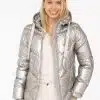 Entdecke deinen Look: Du strahlst mit stylischer Silber-Jacke und weißen Hosen - trendig, modern, einzigartig wie du!.