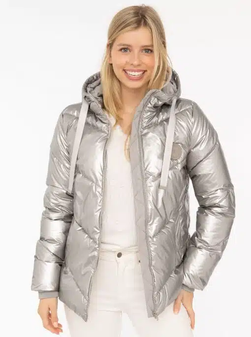 Entdecke deinen Look: Du strahlst mit stylischer Silber-Jacke und weißen Hosen - trendig, modern, einzigartig wie du!.