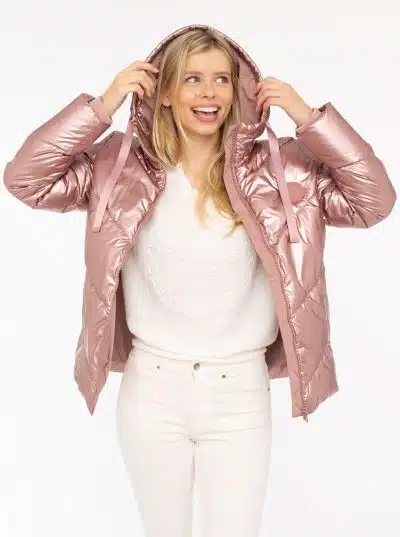 Setze dein Statement: Du strahlst in einer glänzenden pinken Pufferjacke und weißem Outfit - trendy, selbstbewusst, einzigartig.