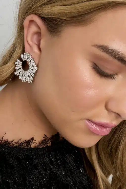 Setze mit den funkelnden Star Circle Ohrsteckern ein Statement, kombiniere sie mit glattem Make-up und elegantem, schwarzem Top.