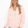 Entdecke deinen neuen Lieblingslook: Trage den Zwillingsherz Basic Comfort Hoodie in zartem Rosa mit lässigen Jeans!.