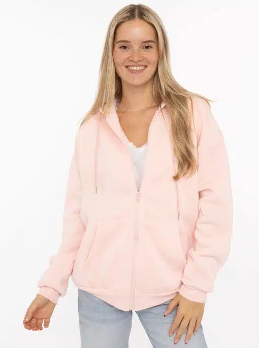 Entdecke deinen neuen Lieblingslook: Trage den Zwillingsherz Basic Comfort Hoodie in zartem Rosa mit lässigen Jeans!.