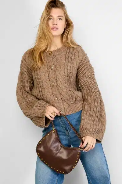 Entdecke deinen mühelosen Style: Trage den Easygoing Asche in dunklem Braun mit goldenen Nieten - modern, schick und einzigartig.