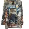 Zieh dir das trendige Longsleeve an - stylischer Cat-Print im Overall, coole Muster, das Motto: "Love is Joy".