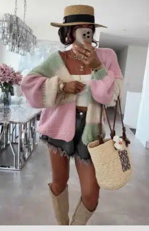 Setz ein Statement: Zeig dich im Color Block Kuschel-Strickcardigan, Shorts, Boots und Hut - das It-Piece für deinen Look!.
