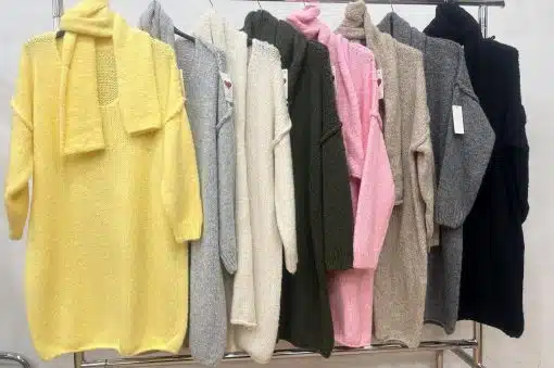 Entdecke deinen Style! Bunte Strickpullover und ein elegantes Kleid warten auf dich - modern, vielseitig, ready to wear.