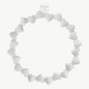 Entdecke dein elegantes Silberarmband mit Herzen, stilvoll im Kreis angeordnet - der runde Anhänger setzt ein Statement