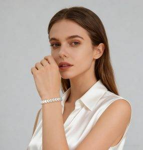 Setze ein Statement: Du trägst das "Sweetheart" Armband von GIUNO zu deinem weißen Top und stichst stilvoll hervor