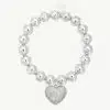 Entdecke dein neues Must-have: Ein silbernes Perlenarmband mit modern strukturiertem Herzanhänger als stylisches Highlight.
