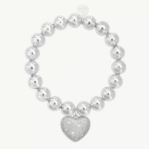 Entdecke dein neues Must-have: Ein silbernes Perlenarmband mit modern strukturiertem Herzanhänger als stylisches Highlight.