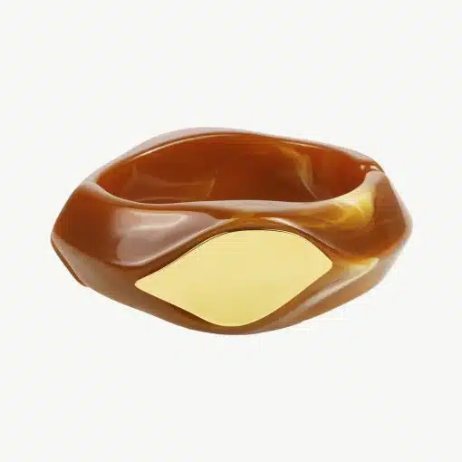 Setze ein Statement mit diesem modernen, klobigen Armreif aus Bernsteinharz und goldfarbenem Blattelement - dein neues It-Piece!.