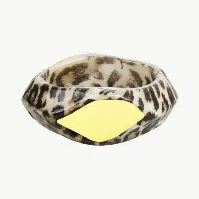 Entdecke dein neues Lieblings-Statement: Chunky Armreif im trendigen Leo-Look mit glänzendem, goldfarbenem Blattakzent.