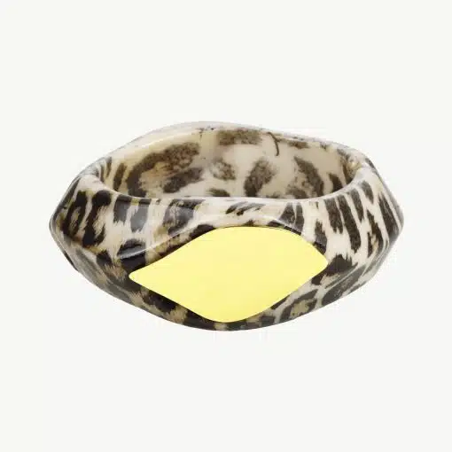 Entdecke dein neues Lieblings-Statement: Chunky Armreif im trendigen Leo-Look mit glänzendem, goldfarbenem Blattakzent.