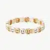 Erlebe das Smiley-Armband: Goldene und silberne Smileys wechseln sich trendig ab - dein stylischer Eyecatcher!.