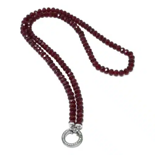 Entdecke die Vario Kette lang - trage dunkle Rottöne und ein silbernes Kristall-Pendant als angesagtes Statement.