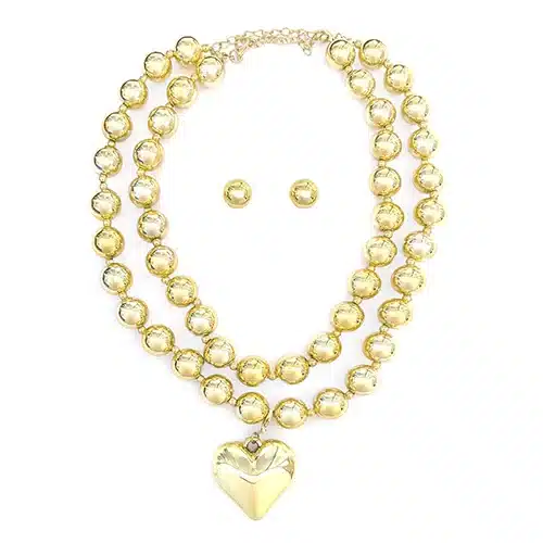 Setze ein Statement mit diesem goldenen Perlencollier, glänzenden Ohrringen und dem stylischen Herzanhänger für deinen Look.