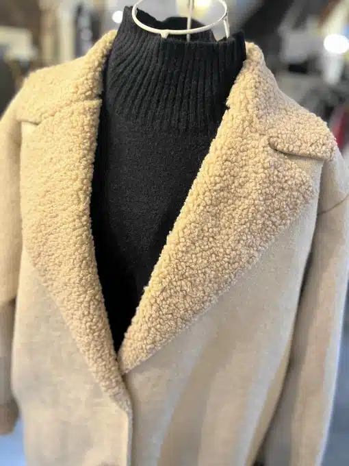 Erlebe modernen Chic: Du kombinierst den beigen Sherpa-Mantel mit einem schwarzen Rollkragenpullover für angesagte Looks.