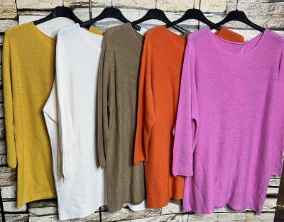Entdecke deinen neuen Look: Fünf Pure Softness Pullover in Trendfarben warten auf dich - stilvoll präsentiert an schwarzen Bügeln.