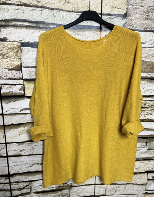 Erlebe pure Weichheit mit dem gelben Pure Softness Pullover - stilvoll präsentiert vor einer Steinwand, bereit für deinen Look.
