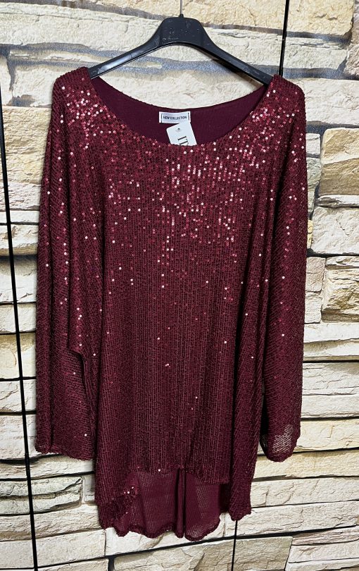 Entdecke das Glamour Pailletten-Shirt in edlem Burgunderrot - dein Must-have für elegante Auftritte, perfekt inszeniert am Haken.