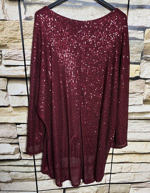 Hol dir den ultimativen Glamour: Dein bordeauxrotes Pailletten-Shirt glänzt vor stylischem Steinmuster - modern & edel!.