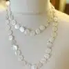 Entdecke die moderne Eleganz der Zwillingsherz Pearl Shine Kette - zwei schimmernde Perlenstränge für deinen Style.