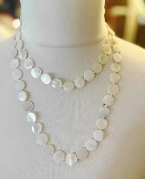 Entdecke die moderne Eleganz der Zwillingsherz Pearl Shine Kette - zwei schimmernde Perlenstränge für deinen Style.