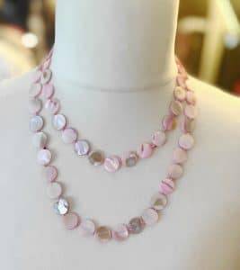 Mit der Zwillingsherz Pearl Shine Kette mit pinken und perligen Perlen wirst du zum Hingucker - entdecke deinen neuen Look!