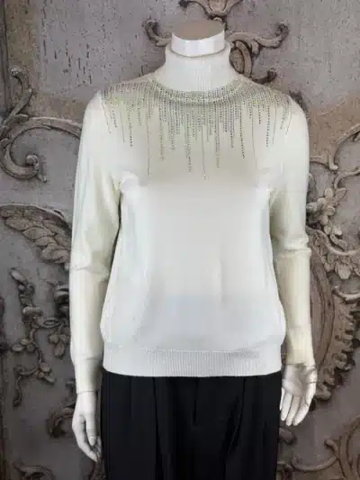 Erlebe den Sparkle Line Turtleneck - ein weißer Pullover mit funkelnden Strass-Schultern, bereit, deinen Look zu veredeln.