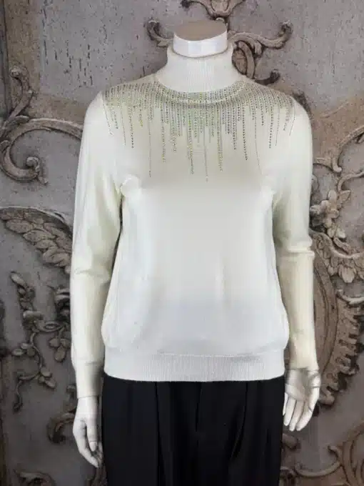 Erlebe den Sparkle Line Turtleneck - ein weißer Pullover mit funkelnden Strass-Schultern, bereit, deinen Look zu veredeln.