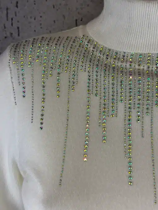 Mit dem Sparkle Line Turtleneck wirst du zum Hingucker - vertikale Glitzerstein-Reihen sorgen für deinen exklusiven Glamour-Look.