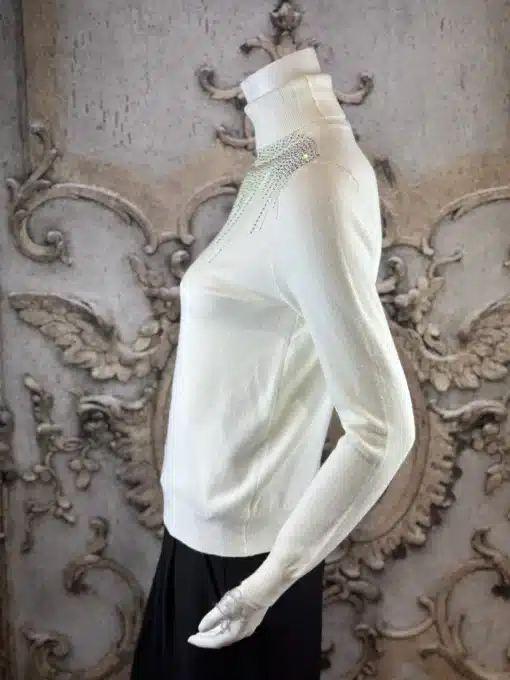 Entdecke deinen neuen Look: Im Sparkle Line Turtleneck mit funkelnden Strassdetails und angesagtem schwarzen Rock.