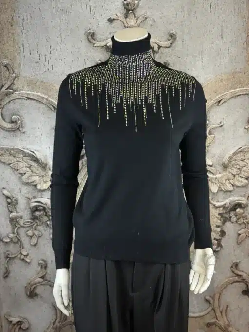 Erlebe das Sparkle Line Turtleneck: Schwarzer Pullover mit Gold- und Silberfransen, der dich glanzvoll in Szene setzt.