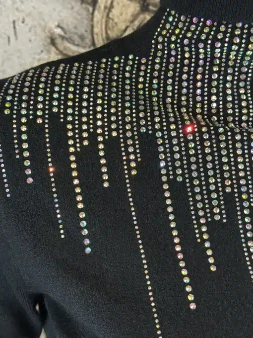 Erlebe das Sparkle Line Turtleneck: Schwarzer Stoff trifft auf funkelnde Strasslinien - für deinen modernen, glanzvollen Auftritt.