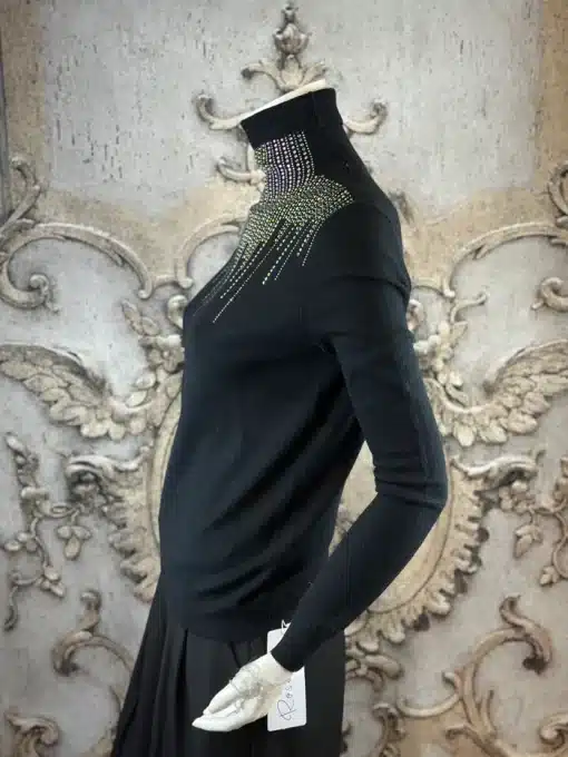 Erlebe den Sparkle Line Turtleneck mit farbenfrohen Perlenakzenten - dein Statement-Piece vor luxuriösem Hintergrund.