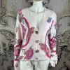 Entdecke deinen neuen Look: Zieh den Butterfly Bloom Cardigan an - rosa, verziert mit Schmetterlingen, Blumen und edlen Knöpfen!.