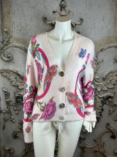 Entdecke deinen neuen Look: Zieh den Butterfly Bloom Cardigan an - rosa, verziert mit Schmetterlingen, Blumen und edlen Knöpfen!.