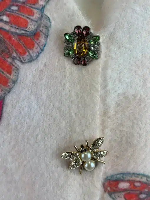 Verleihe deinem Butterfly Bloom Cardigan modernen Charme mit diesen stylischen Broschen im Blumen- und Bienen-Design!.