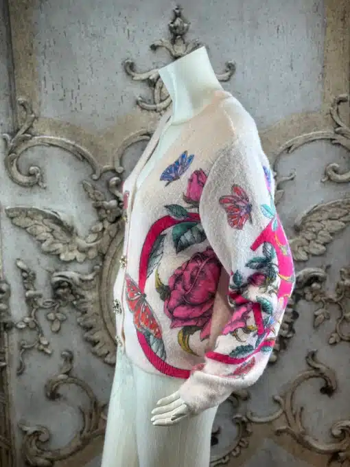 Entdecke den Butterfly Bloom Cardigan - sanftes Rosa, zarte Stickerei und florales Design lassen dich stilvoll erstrahlen.